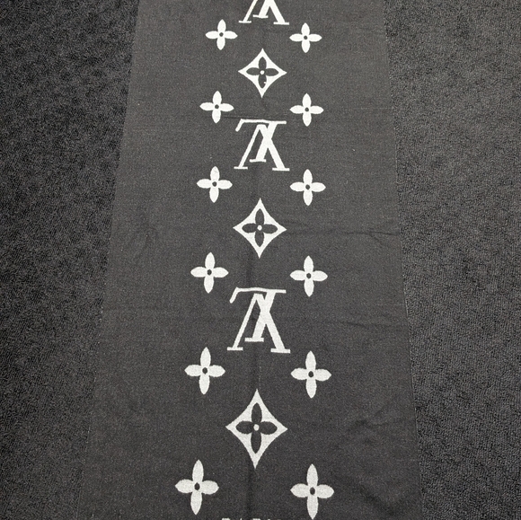 Louis Vuitton Monogram Cashmere Scarf - Picture 2 of 5